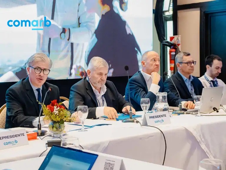 (Foto de personas en la mesa en Catamarca)